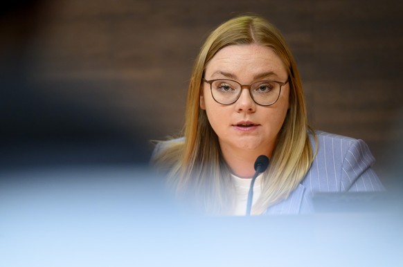 La conseillere d'Etat du canton de Vaud Valerie Dittli parle lors d'une conference de presse sur la presentation d'un avis de droit independant relatif au respect des garanties procedur ...