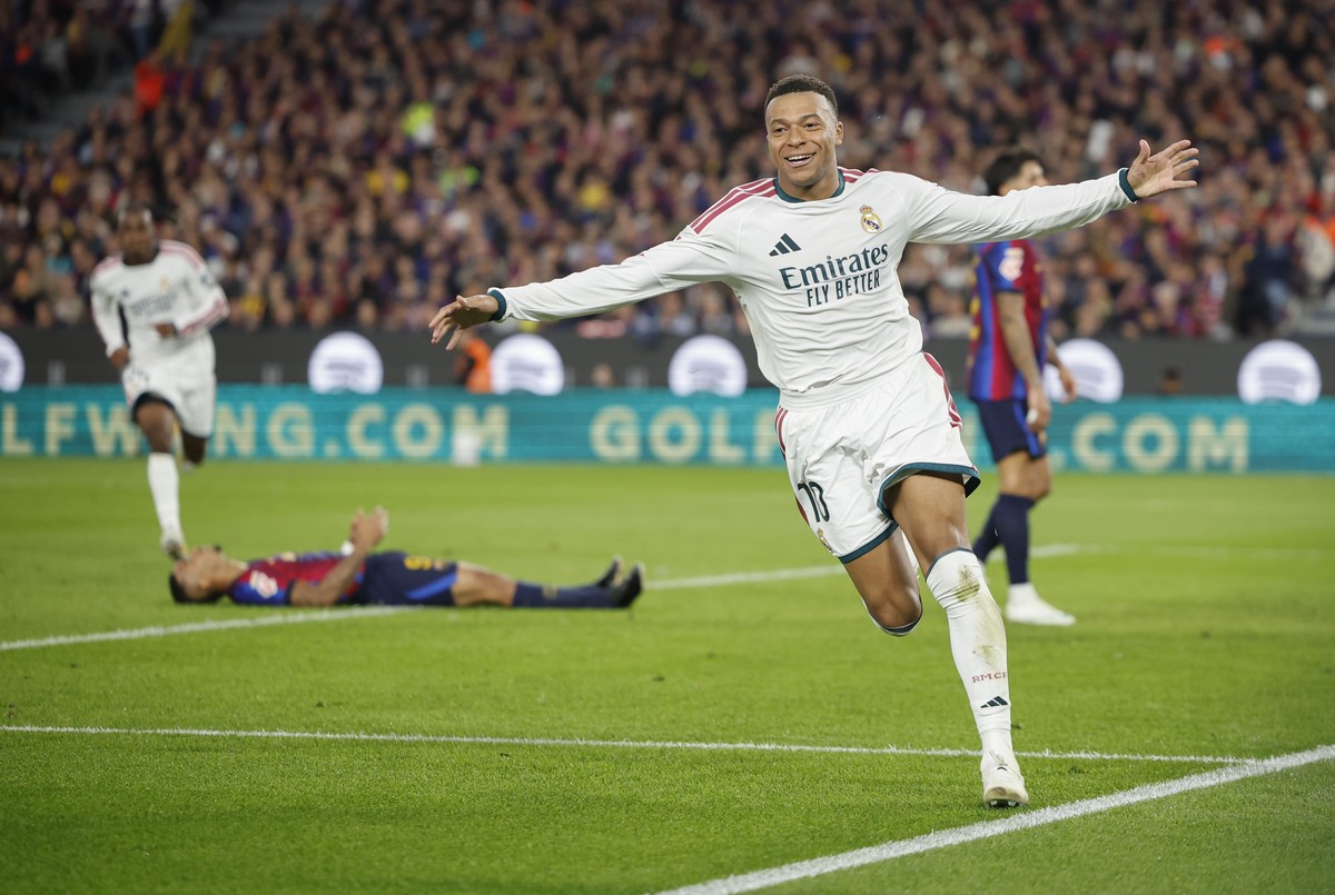 epa13331829 Real Madrid's Kylian Mbappe celebrates after scoring the 1-2 goal during the Spanish LaLiga soccer match between FC Barcelona and Real Madrid, in Barcelona, Spain, 25 October 2026. EP ...