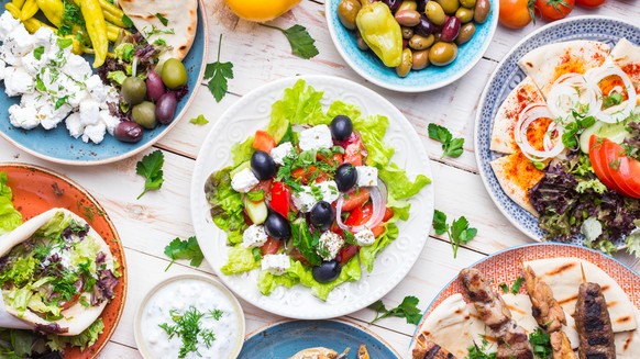 griechenland griechische küche gerichte essen food cuisine salat choriatiki keftedes souvlaki oliven gyros kebab türkisch feta shutterstock