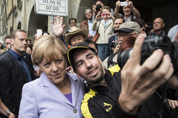 Merkel-Selfies mit Flüchtlingen. Das nehmen ihr ihre Kritiker sehr übel. &nbsp;