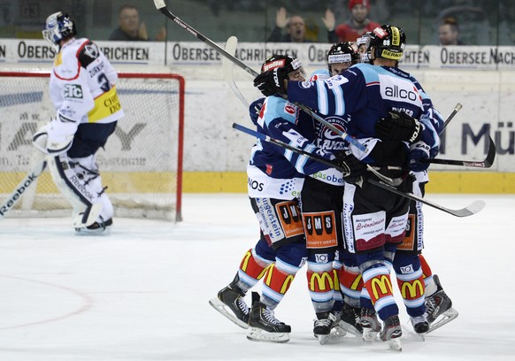 Die Rapperswiler Spieler bejubeln einen Treffer, im zweiten Playout Finalspiel der National League A zwischen den Rapperswil Jona Lakers und dem HC Ambri Piotta, am Donnerstag, 19. Maerz 2015, in der  ...