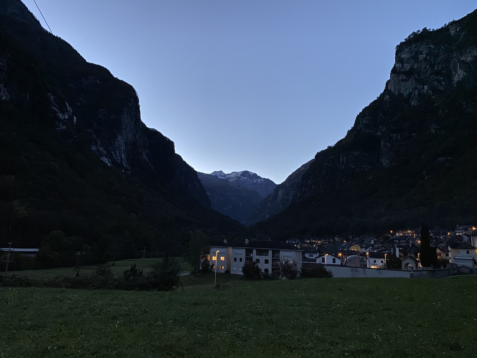 Cavergno, mit Blick Richtung Bavonatal. Dort kann man stromlose Ferien machen.