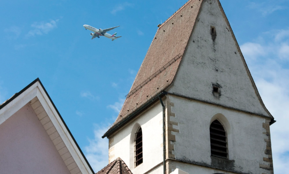 Anflug auf den Flughafen Zürich über dem süddeutschen Dorf Hohentengen am Hochrhein.