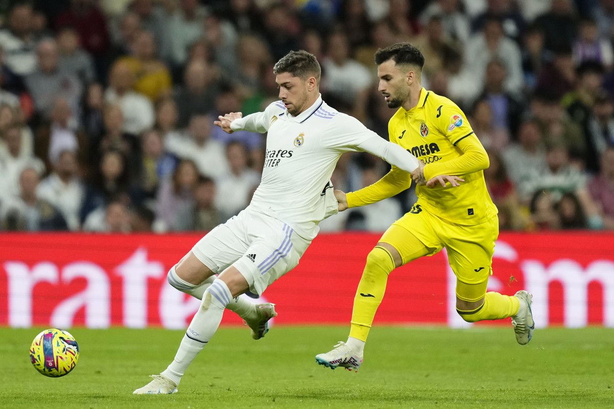 Villarreal's Alex Baena grabs Real Madrid's Federico Valverde by the shirt during a Spanish La Liga soccer match between Real Madrid and Villarreal at the Santiago Bernabeu stadium in Madrid ...