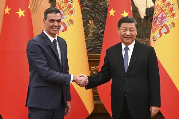 epa10552189 A handout photo made available by Spanish Prime Minister&#039;s Office shows Spanish Prime Minister Pedro Sanchez (L) shaking hands with Chinese President Xi Jinping, during their meeting  ...