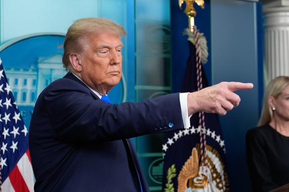 epa12201702 US President Donald Trump holds a press briefing after Supreme Court ruling at the White House in Washington, DC, USA, 27 June 2025. Earlier in the day, the Supreme Court ruled in the Trum ...