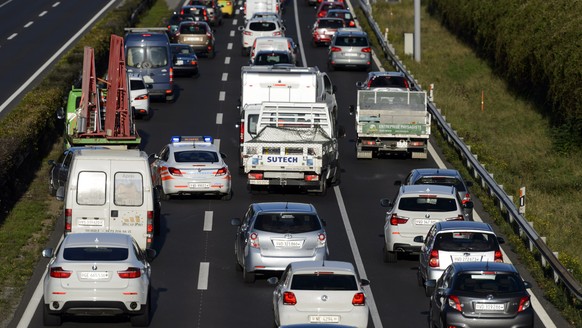 Une voiture de la Police Cantonale Vaudoise se faufile alors que des voitures circulent sur trois pistes dont la bande d'arret d'urgence, BAU, sur l' autoroute Geneve - Lausanne, A1, au niveau de la s ...