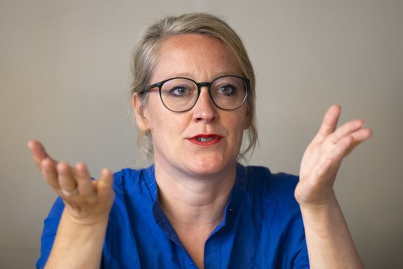 Aline Trede, Nationalraetin GP-BE, spricht waehrend einer Medienkonferenz der Gruenen Kanton Bern zu den National- und Staenderatswahlen 2023, am Montag, 21. August, 2023 im Restaurant &quot;las alps& ...