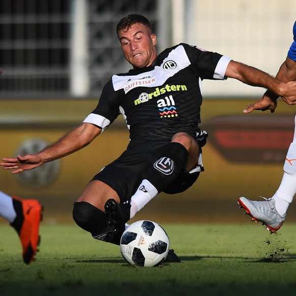 Grasshopper&#039;s player Bujar Lika, right, fights for the ball with Lugano&#039;s player Edoardo Masciangelo, left, during the Super League soccer match FC Lugano against Grasshopper Club Zuerich, a ...