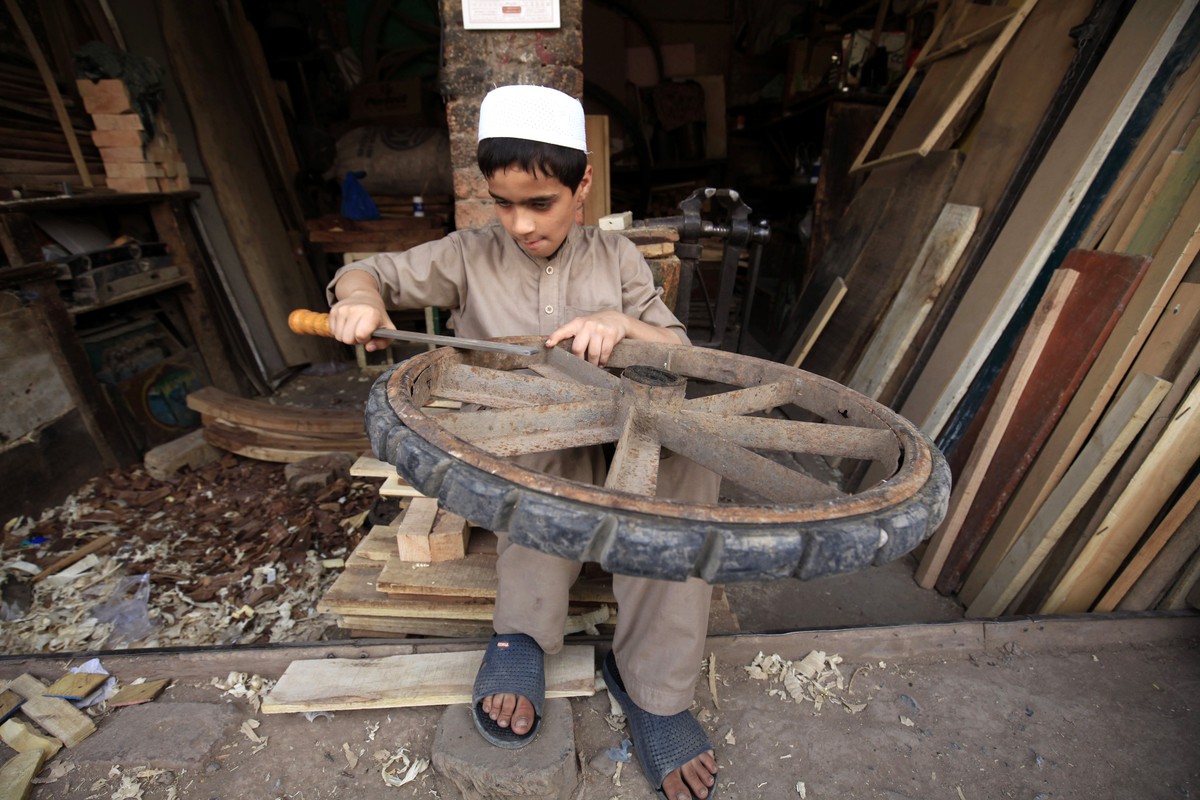 epa06024209 A boy works at a carpenter shop as world observes day against Child Labor in Peshawar, Pakistan, 12 June 2017. World Day Against Child Labor is observed on 12 June across the world includi ...