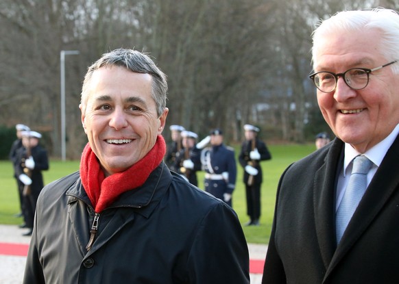 20.01.2022, Berlin: Bundespr�sident Frank-Walter Steinmeier (r) empf�ngt im Schloss Bellevue den Schweizer Bundespr�sidenten Ignazio Cassis mit milit�rischen Ehren. Foto: Wolfgang Kumm/dpa +++ dpa-Bil ...