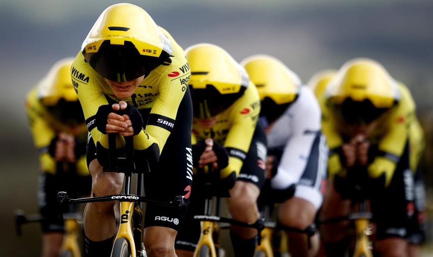 epa11200269 Team Visma Lease A Bike riders in action during the 3rd stage of the Paris Nice cycling race, a Team time trial over 26.9 km in Auxerre, France, 05 March 2024. EPA/YOAN VALAT