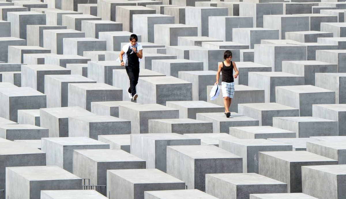 Deux touristes qui font n'importe quoi sur le Mémorial de la Shoah à Berlin.