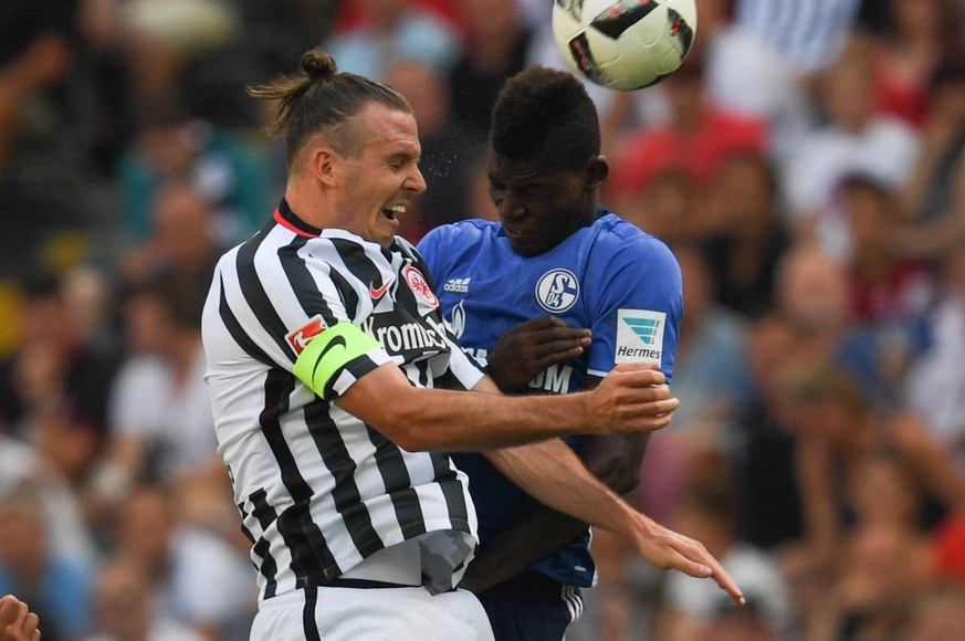 epa05512111 Frankfurt&#039;s Alexander Meier (L) and Schalke&#039;s Breel Embolo fight for the ball in the match of Eintracht Frankfurt against FC Schalke 04 on the first match day of the Bundesliga a ...