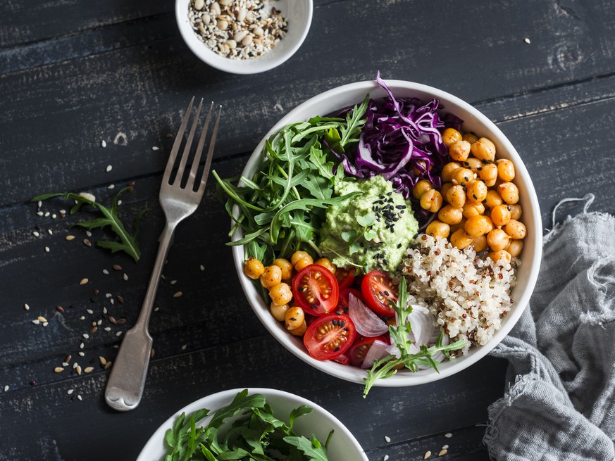 vegan buddha bowl gemüse kichererbsen instagram clean eating food blogger essen quinoa salat gemüse