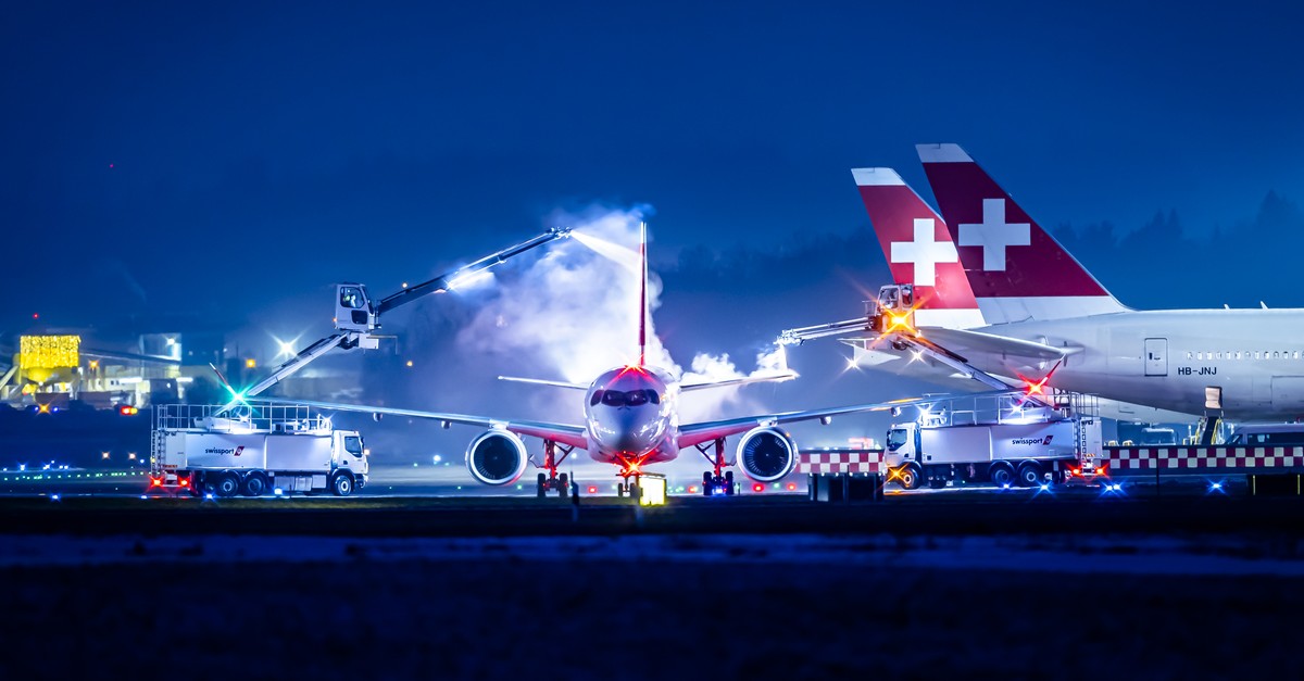m-gliche-versp-tungen-wegen-minustemperaturen-m-ssen-flugzeuge-in-z-rich-enteist-werden