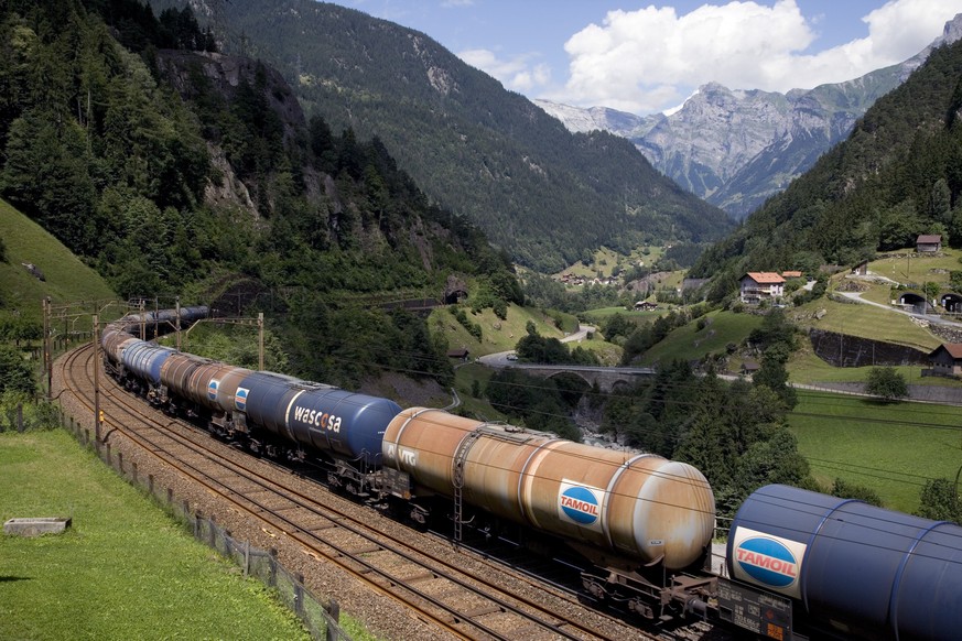 ZU DEN MELDUNGEN, DASS SBB CARGO MIT DER SCHLIESSUNG DER TAMOIL-RAFFINERIE MILLIONEN VERLIERE, STELLEN WIR IHNEN AM FREITAG, 15. MAI 2015, FOLGENDES ARCHIVBILD ZUR VERFUEGUNG - Ein Gueterzug auf der G ...