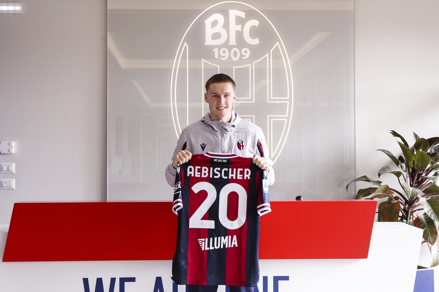 Swiss midfielder Michel Aebische, on loan to Bologna from Young Boys, poses with his new shirt during his presentation at Bologna headquarters, Italy, Wednesday, Jan. 26, 2022. (Guido Calamosca/LaPres ...