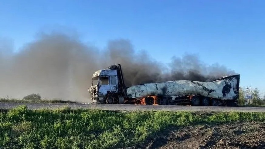 Un camion-citerne russe en feu. Des images faisant état d&amp;#039;attaques présumées contre les voies d&amp;#039;approvisionnement russes sont publiées sur les réseaux sociaux.