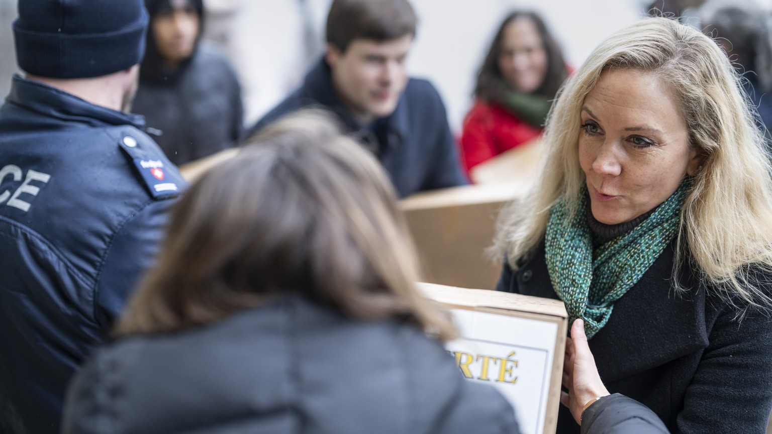 Vera Weber, Praesidentin der Fondation Franz Weber, rechts, reicht zusammen mit Gleichgesinnten bei der Bundeskanzlei Unterschriften fuer ein Referendumg gegen den sogenannten Mantelerlass ein, am Don ...