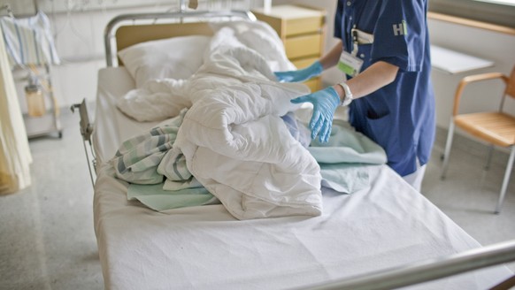 ARCHIV – ZUR SOMMERSESSION 2017 STELLEN WIR IHNEN FOLGENDES BILDMATERIAL ZUR VERFUEGUNG - A clinic employee changes a patient&#039;s bedlinen at the intensive care unit of the clinic in Flawil in the  ...