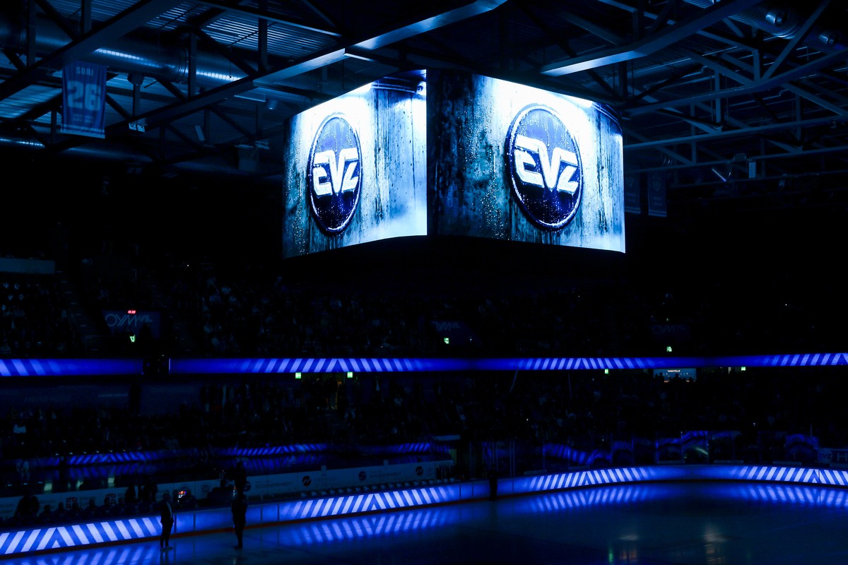 KEYPIX - Der EVZ zeigt dem Publikum sein neues Logo waehrend der Meisterschaftspartie der National League zwischen dem EV Zug und dem HC Ambri Piotta, am Samstag, den 28. Februar 2026, in der OYM hall ...