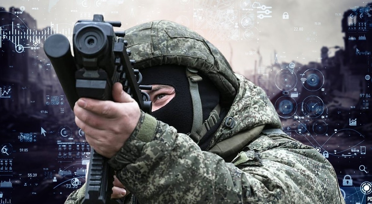 Un soldat russe pointe vers le ciel une arme antidrone.