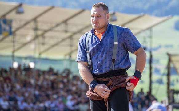 Joel Wicki, links, im 2. Gang beim 115. Innerschweizer Schwing- und Alplerfest vom Sonntag, 3. Juli 2022 in Ennetbuergen im Kanton Nidwalden. (KEYSTONE/Urs Flueeler).