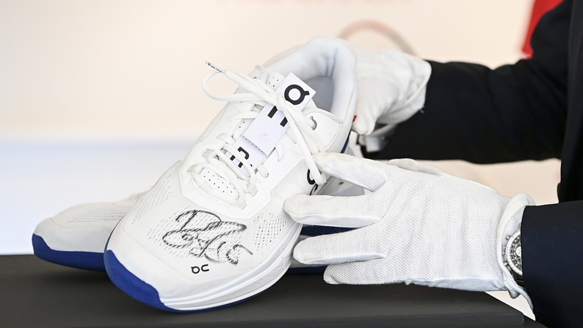 Die On Schuhe aus den Qatar Open 2021 des Schweizer Tennisspielers Roger Federer im Auktionshaus Christie's in Zuerich, aufgenommen am Dienstag, 27. April 2021. (KEYSTONE/Ennio Leanza)