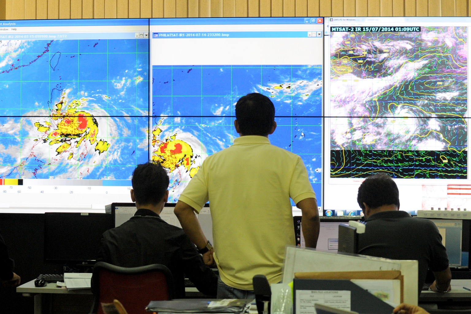 Meteorologen überwachen den Sturm am Bildschirm.