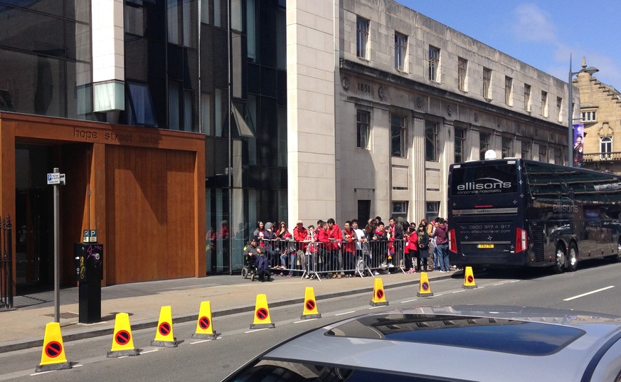 Fans warten Stunden vor dem Spiel vor dem Liverpool-Hotel.