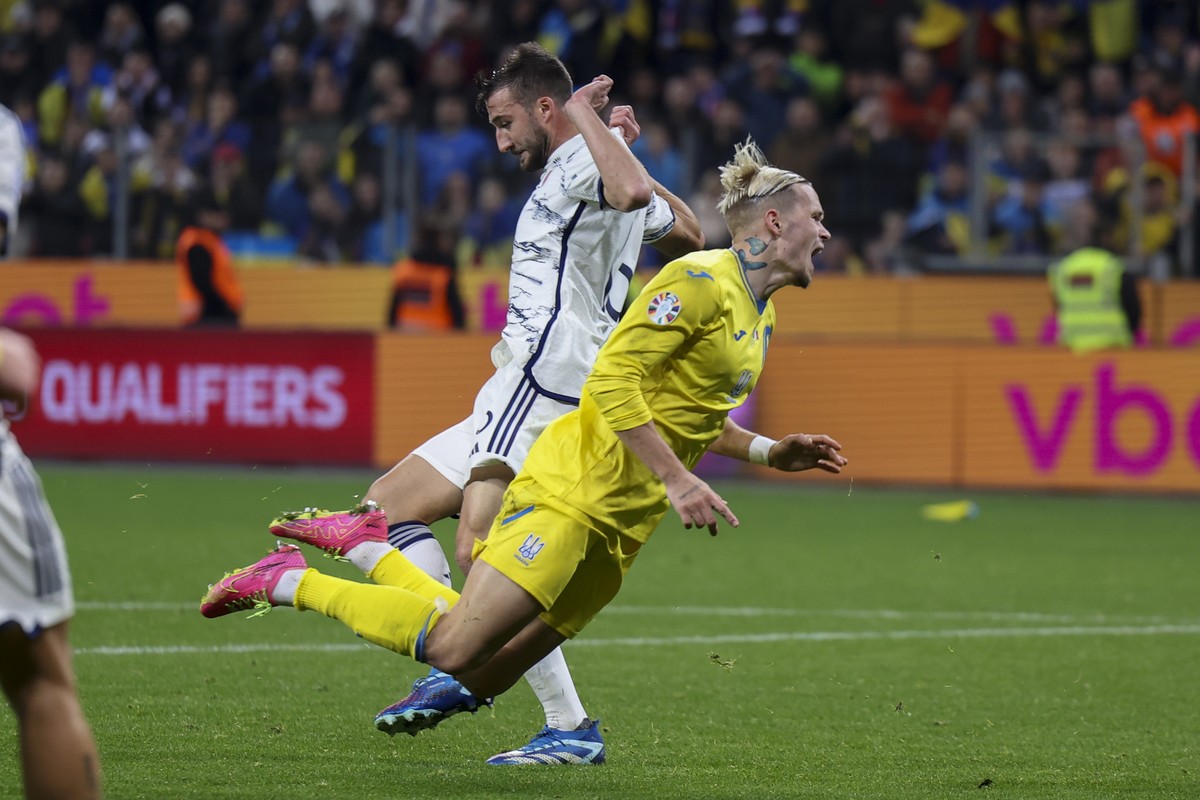 epa10986888 Ukraine's Mykhaylo Mudryk (L) in action against Italy's Bryan Cristante during the UEFA EURO 2024 Group C qualification match between Ukraine and Italy in Leverkusen, Germany, 20 ...