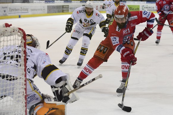 Josh Primeau von Rapperswil, rechts, gegen goalkeeper Dominic Nyffeler von Ajoie, im fuenften Playoff-Halbfinalspiel der Eishockey Swiss League zwischen den SC Rapperswil-Jona Lakers und dem HC Ajoie, ...