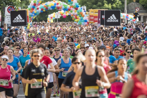 Die Laeuferinnen starten zur 10 km Strecke am 29. Schweizer Frauenlauf, am Sonntag, 14. Juni 2015 in Bern. (KEYSTONE/Alessandro della Valle)