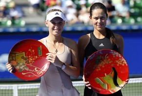 Ana Ivanovic (r.) schlägt Caroline Wozniacki im Final von Tokio.