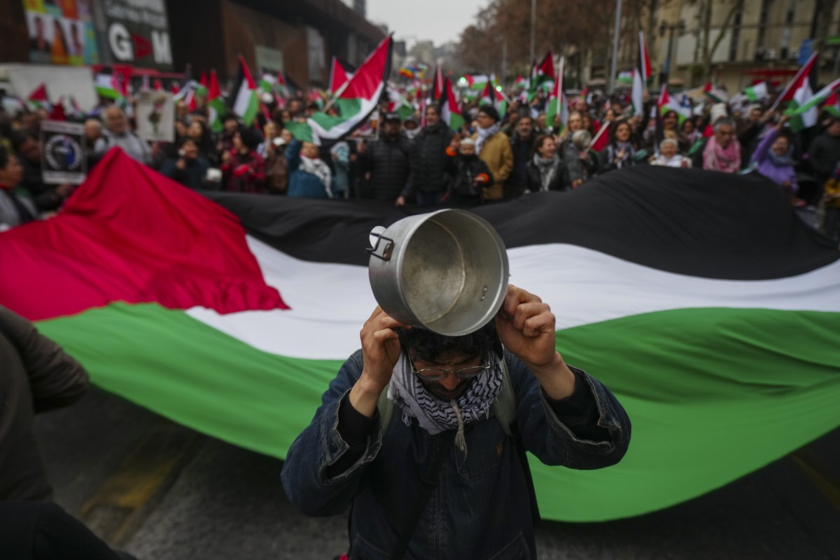 A Palestinian supporter bangs on a pot during a march coined "Empty pots" in Santiago, Chile, to protest Israel's war on Hamas and against starvation in Gaza, Saturday, Aug. 9, 2025. (A ...