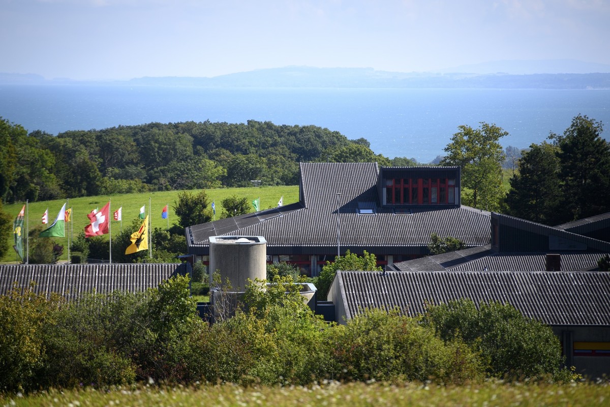 Les batiments de la caserne de Chamblon photographies devant le lac de Neuchatel lors d'une conference de presse sur une nouvelle charte de l'environnement et un premier plan d'action p ...