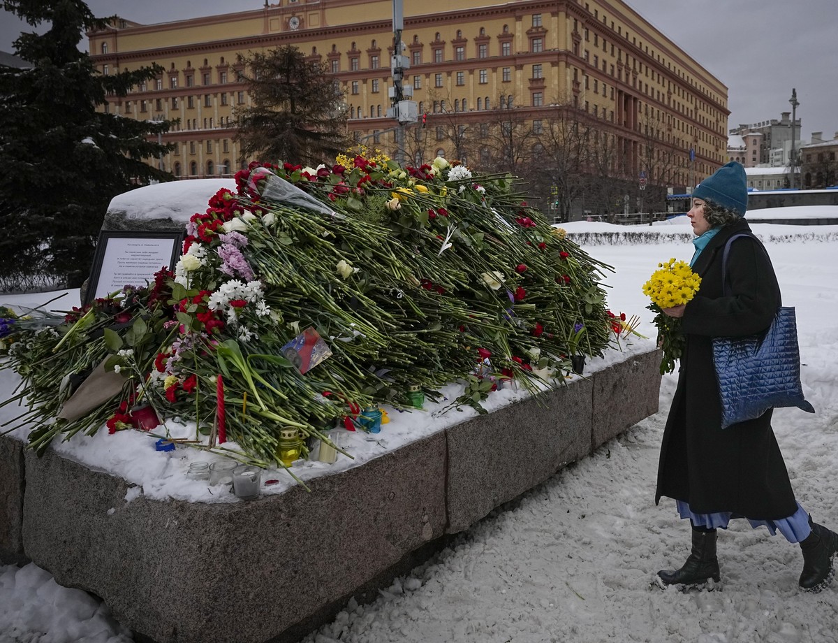 Des Russes rendent hommage à Navalny, Moscou.