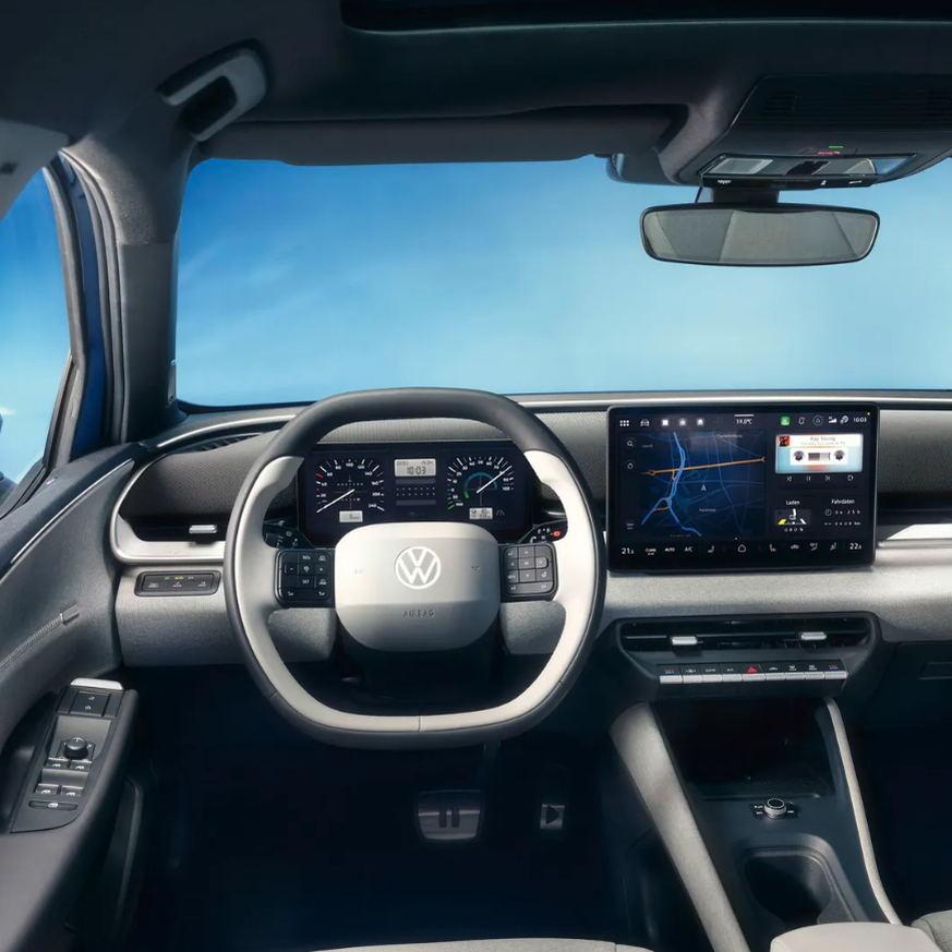 Cockpit mit Knöpfen und Drehregler für wichtige Funktionen. Dazu passt der Retro-Modus für die Displays, der wahlweise aktiviert werden kann.
