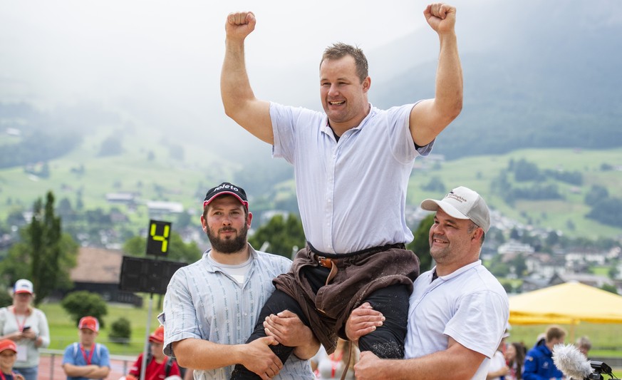 Christian Schuler, mitte, feiert seinen Festsieg nach dem Schlussgang gegen Toni Omlin beim Schwyzer Kantonalen Schwingfest vom Sonntag, 18. Juli 2021 in Ibach. (KEYSTONE/Urs Flueeler).