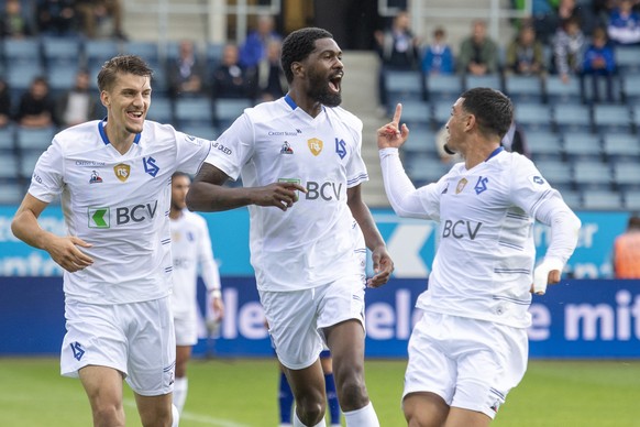 Die Lausanner mit Elton Monteiro, mitte, feiern das 0:1 fuer Lausanne beim Super League Meisterschaftsspiel zwischen dem FC Luzern und dem Lausanne FC vom Sonntag, 29. August 2021 in Luzern. (KEYSTONE ...