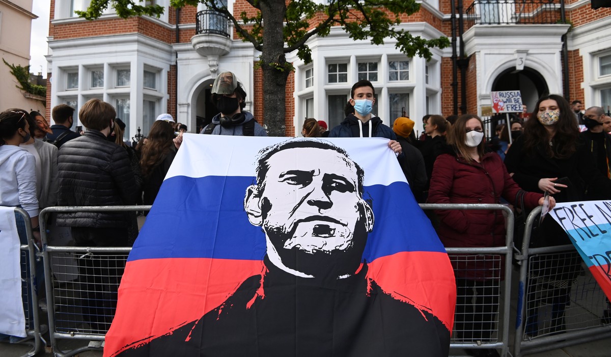 epaselect epa09150804 Supporters of Russian opposition leader Alexei Navalny attend a demonstration organized by the group 'Art of Rebel' outside the Russian embassy in London, Britain, 21 A ...