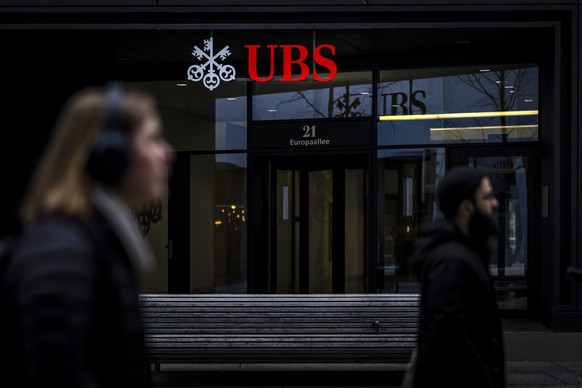 Commuters walk past a logo of the Swiss bank UBS in Zurich, Switzerland, on Tuesday, February, 4, 2025. (KEYSTONE/Michael Buholzer)