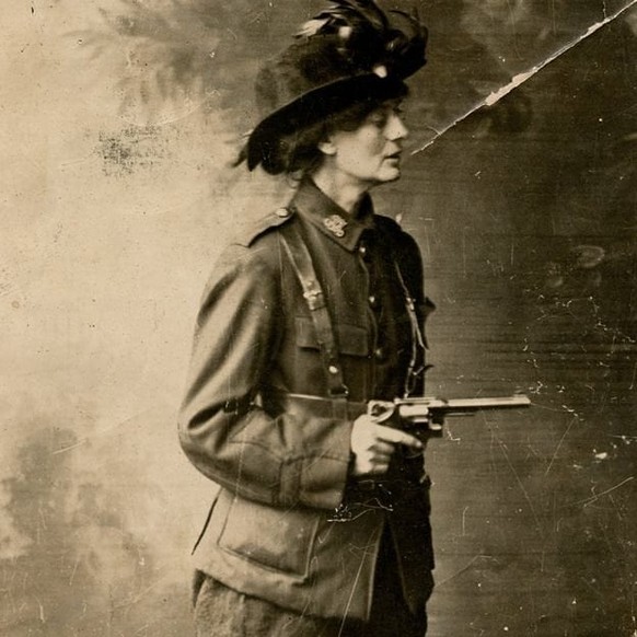 Constance in ihrer «Irish Citizen Army»-Uniform, das Bild liess sie kurz vor dem Osteraufstand in einem Studio machen.