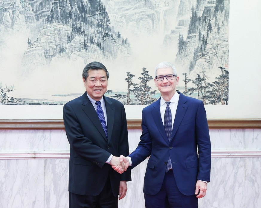 epa11984854 Chinese Vice Premier He Lifeng (L) shakes hands with Apple CEO Tim Cook in Beijing, China, 23 March 2025 (issued 24 March 2025). EPA/XINHUA / XINHUA / Liu Bin CHINA OUT / UK AND IRELAND OU ...