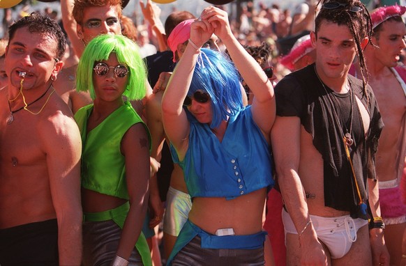 Raver an der Streetparade in Zuerich im August 1998. (KEYSTONE/MICHELE LIMINA)