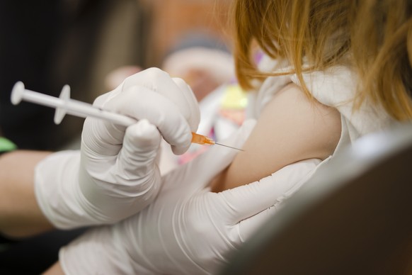 Eine Pflegefachfrau spritzt einem Kind eine Covid-19 Impfung, im Referenz-Impfzentrum des Kantons Zuerich beim Zentrum f