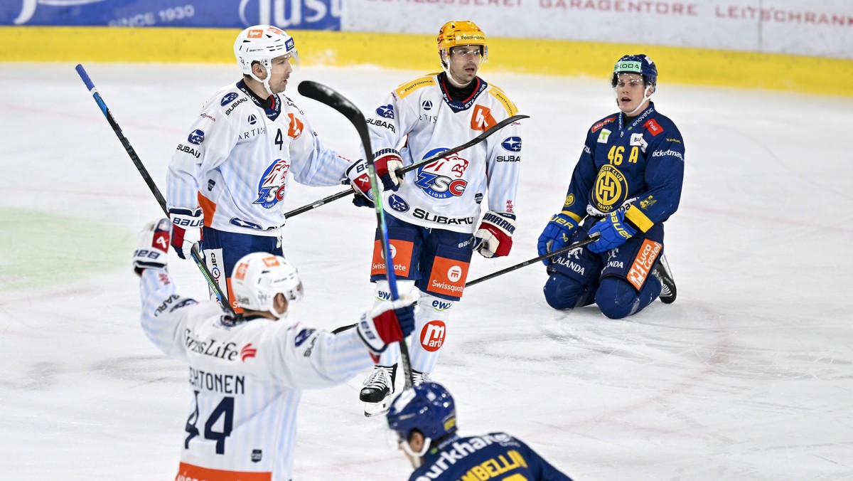 Jubel bei den Zurchern nach ihrer 0:1 Fuehrung mit Mikko Lehtonen, Patrick Geering und PostFinance Top Scorer Denis Malgin und auf den Knien der Davoser Dominik Egli, v.l., im Eishockey Spiel der Nati ...