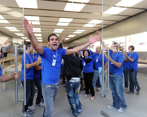 Italienische Apple-Store-Angestellte feiern die Eröffnung eines weiteren Apple-Stores.