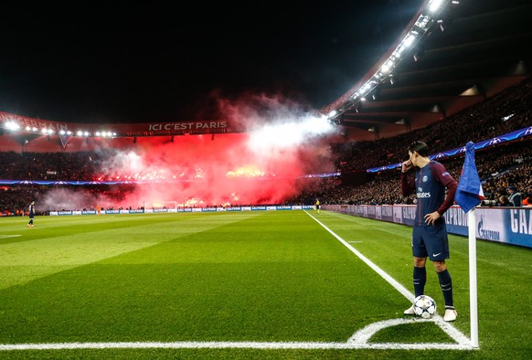 epa06585664 Paris Saint Germain&#039;s Angel Di Maria waits ahead of a corner kick as Paris Saint-Germain fans light flares during the UEFA Champions League round of 16, second leg soccer match betwee ...